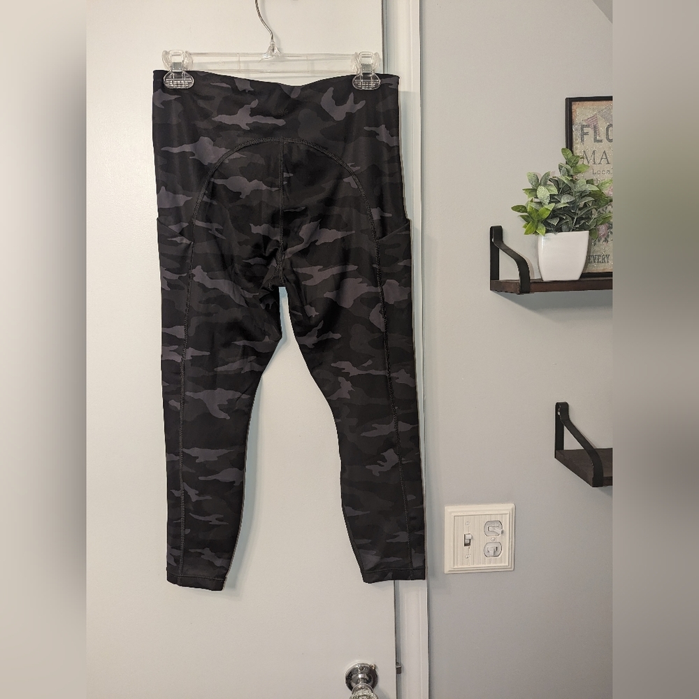 Athleta Camo Contender 7/8 Tight Black Camo - Picture 2 of 6